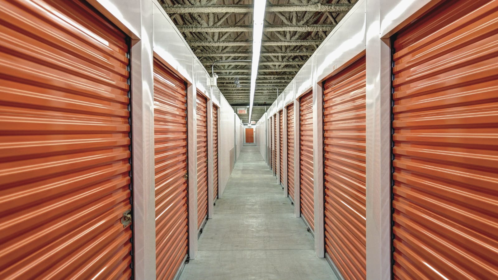 Couloir de box de stockage individuels et sécurisés chez BoxMinute